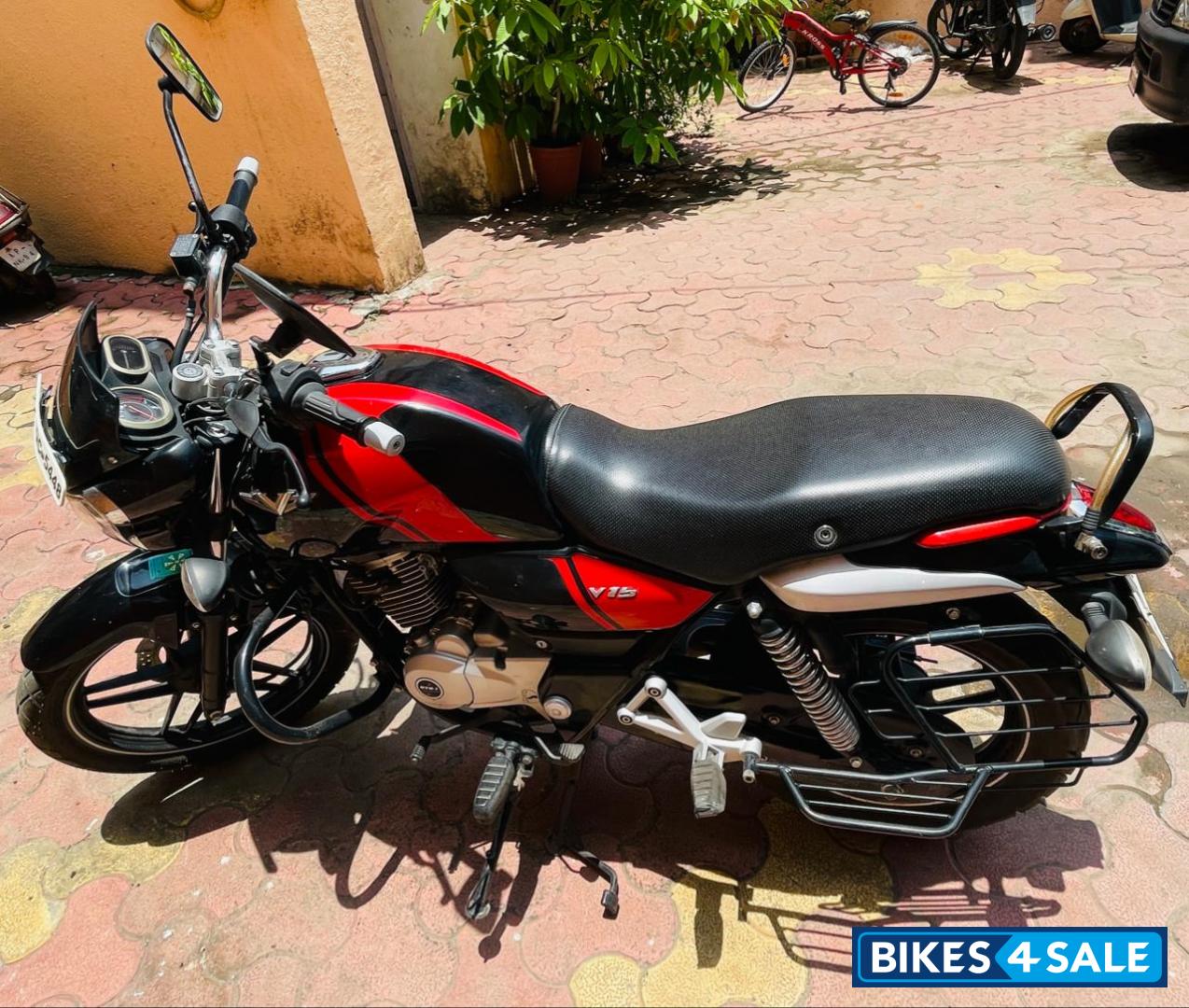 Bajaj V15