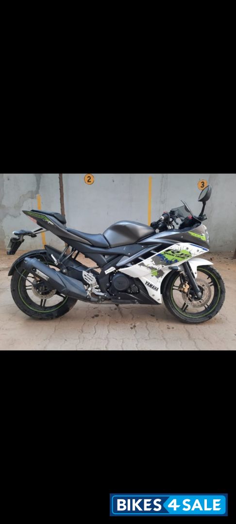 Black And White Yamaha YZF R15 V2