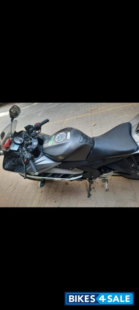 Black And White Yamaha YZF R15 V2