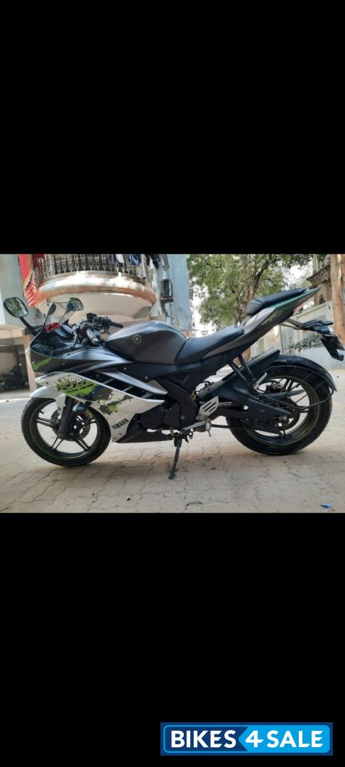 Black And White Yamaha YZF R15 V2