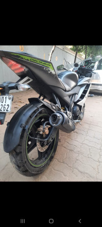 Black And White Yamaha YZF R15 V2