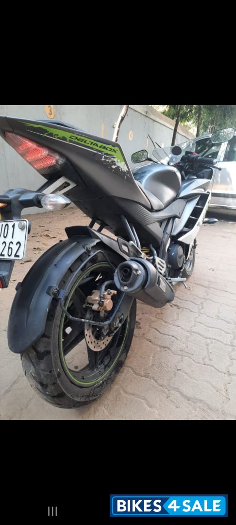 Black And White Yamaha YZF R15 V2