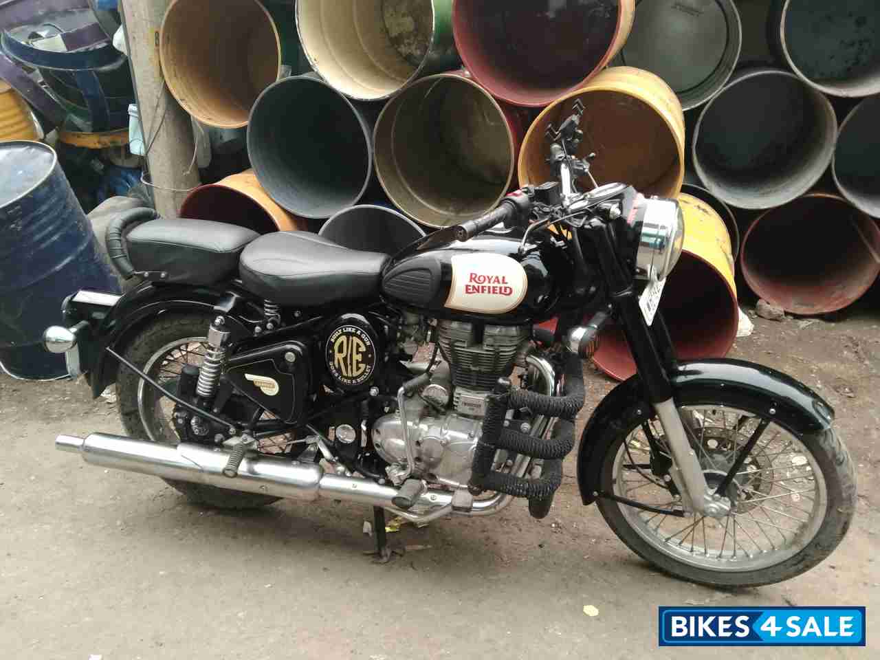 Black Royal Enfield Classic 350 BS VI