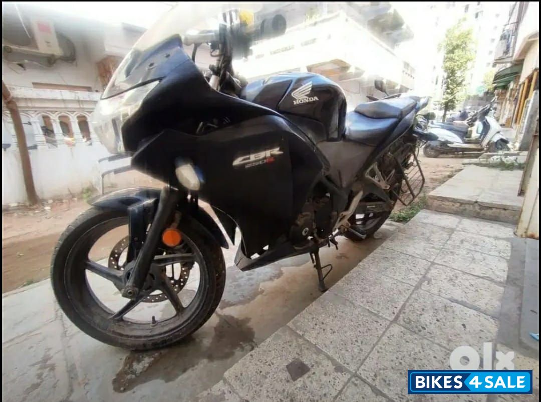 Black Honda CBR 250R