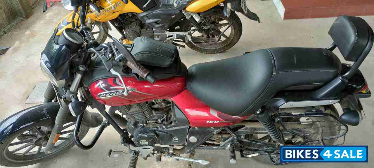 Red Bajaj Avenger Street 160 BS6
