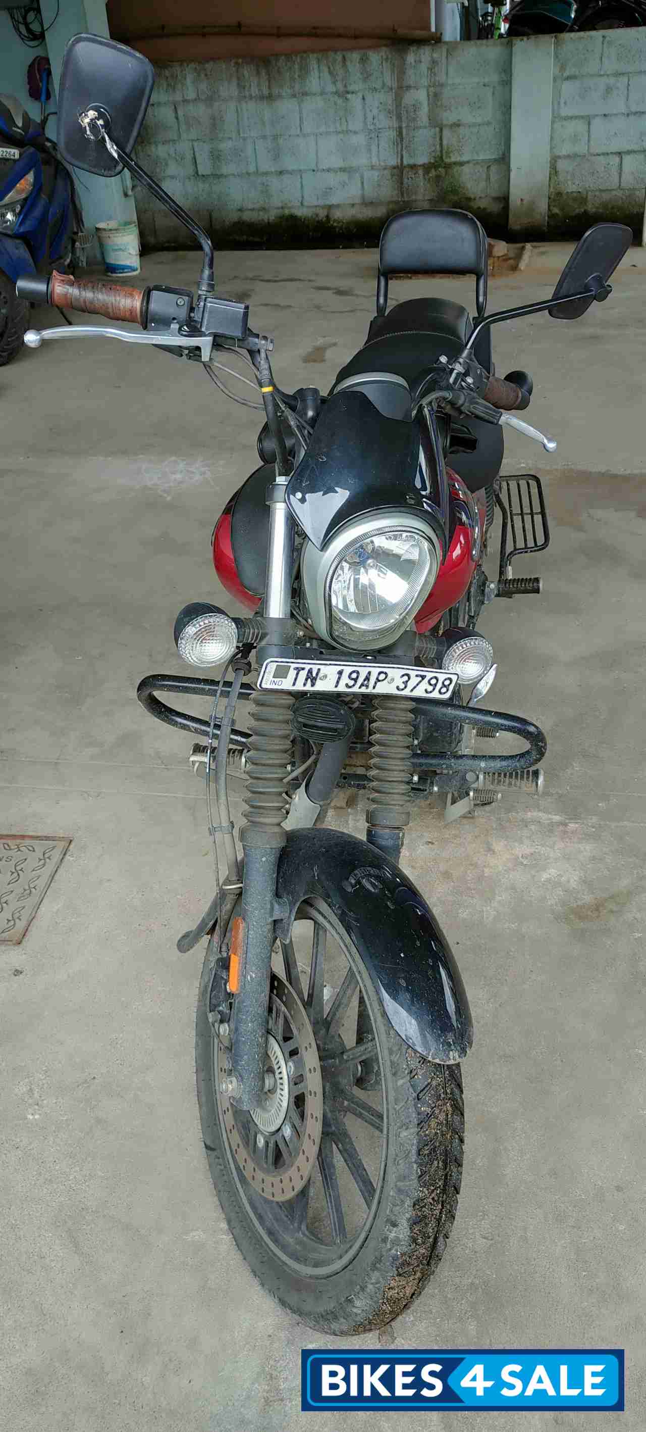 Red Bajaj Avenger Street 160 BS6