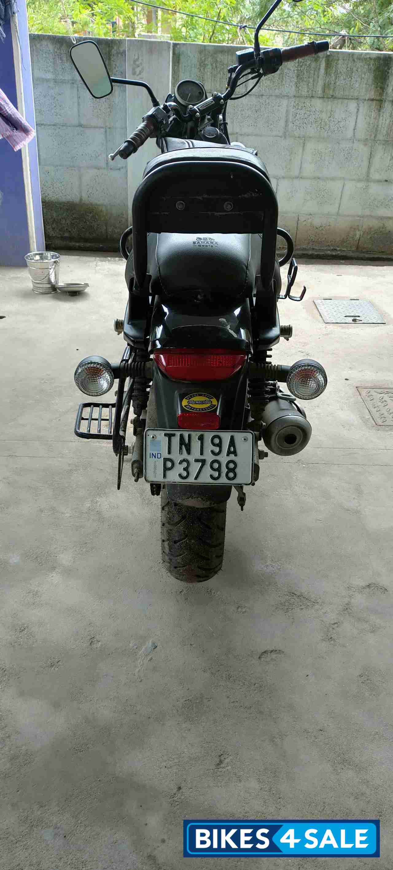 Red Bajaj Avenger Street 160 BS6