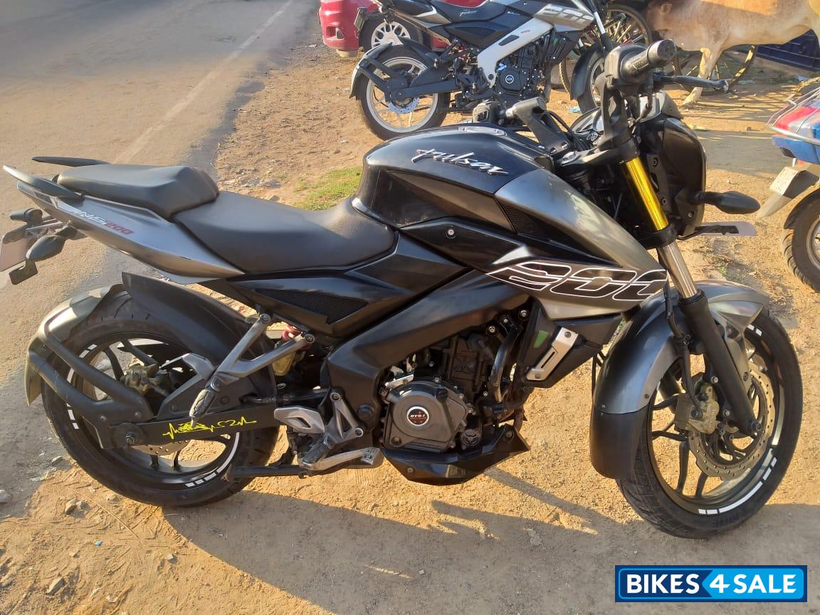 Black Bajaj Pulsar 200 NS