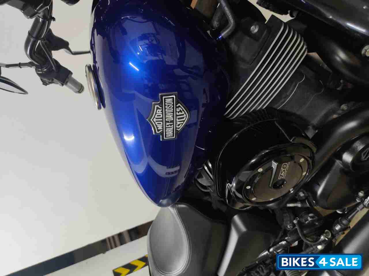 Superi Blue Harley Davidson Street 750