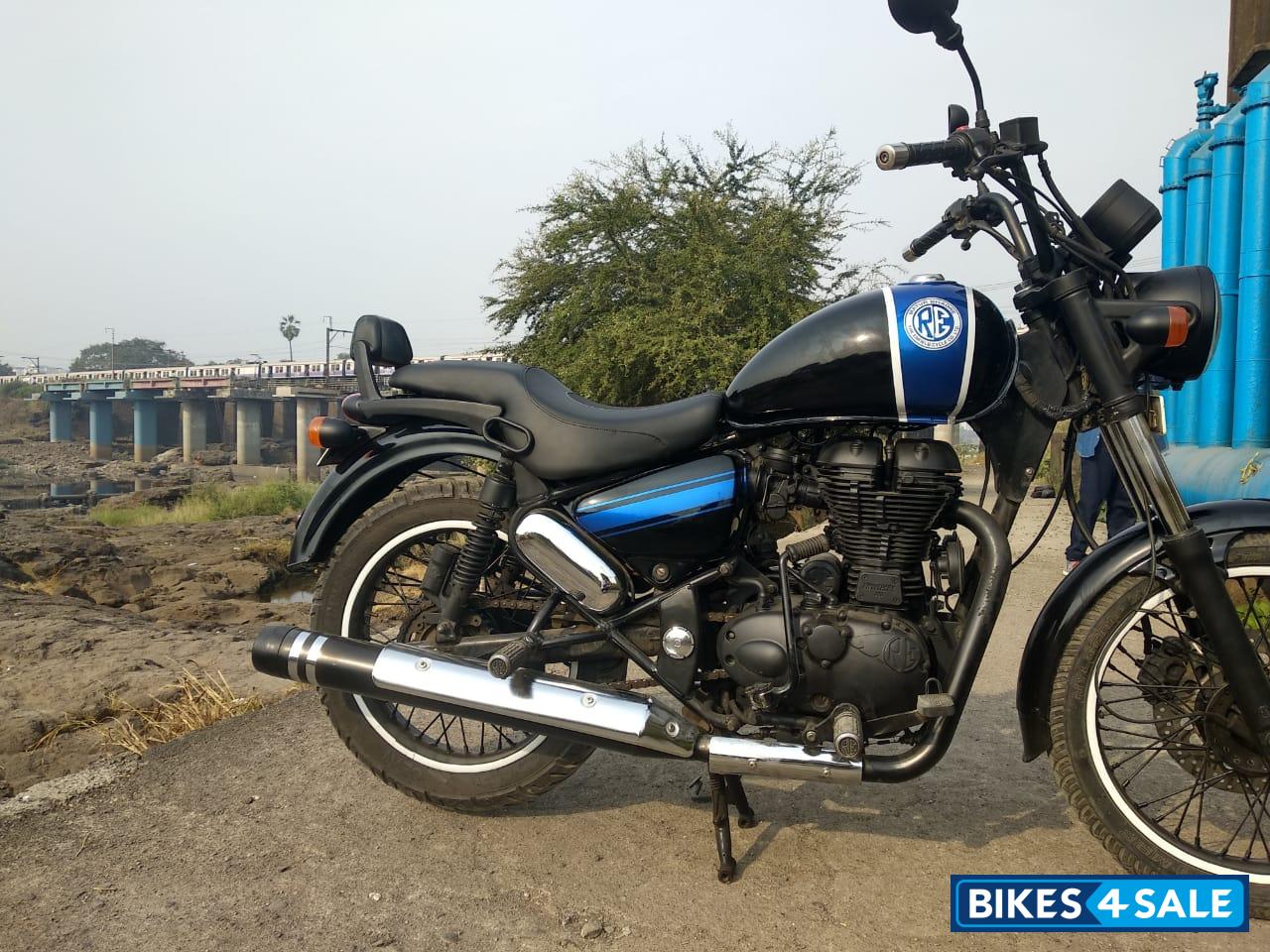 Black Royal Enfield Thunderbird 350