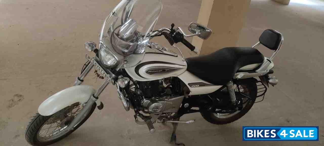 Moon White Bajaj Avenger Cruise 220