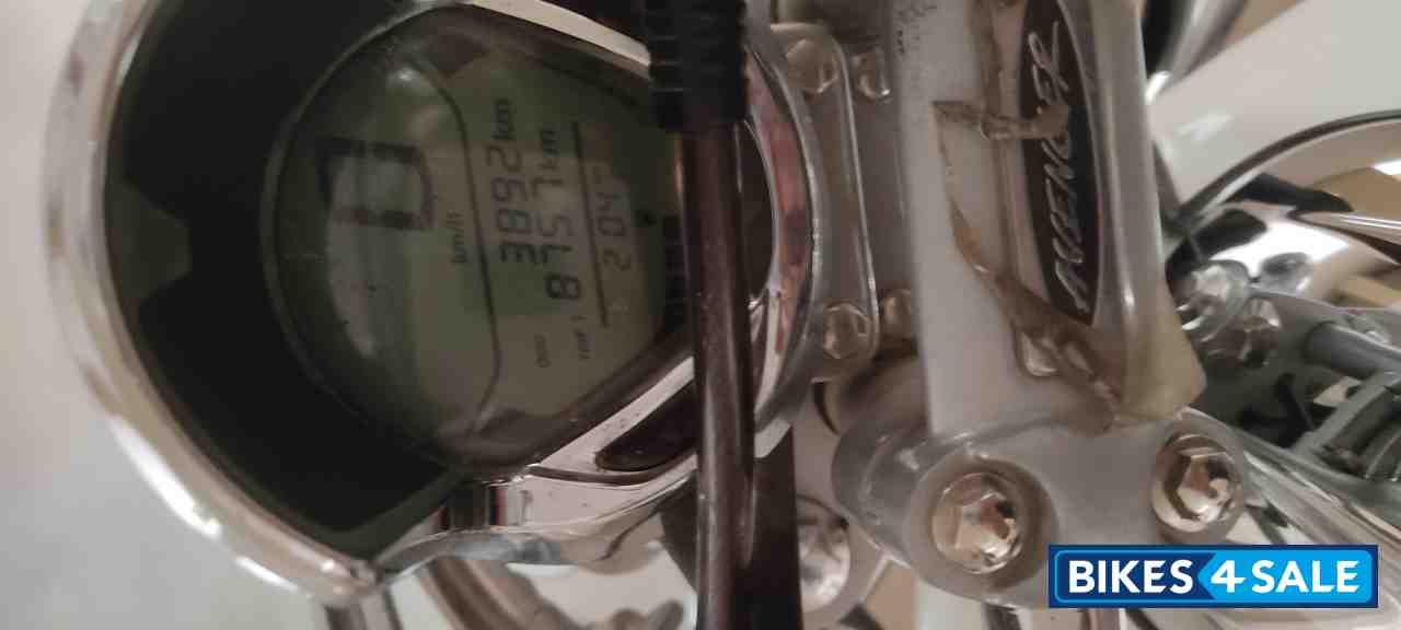 Moon White Bajaj Avenger Cruise 220