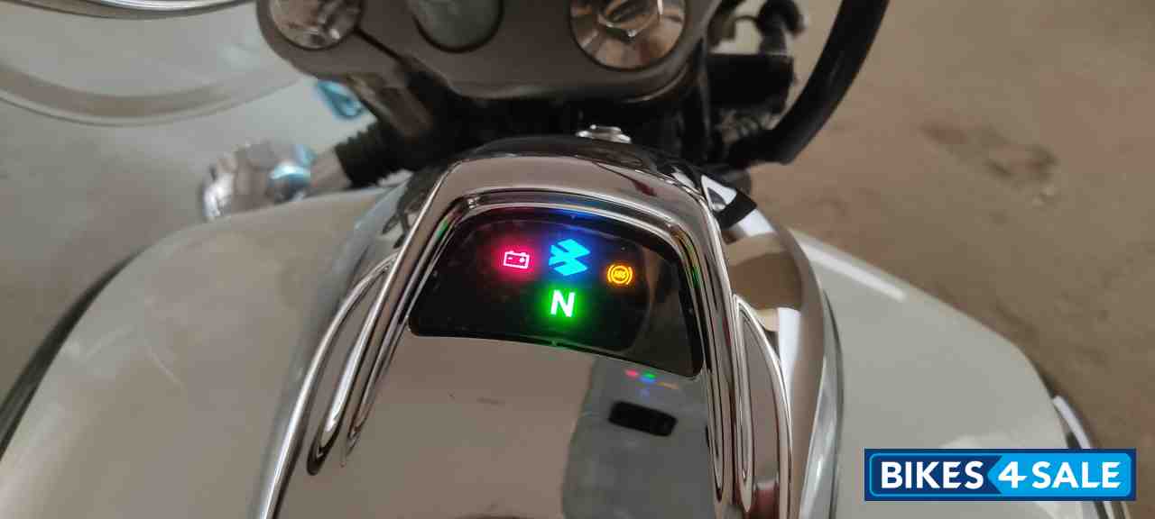 Moon White Bajaj Avenger Cruise 220