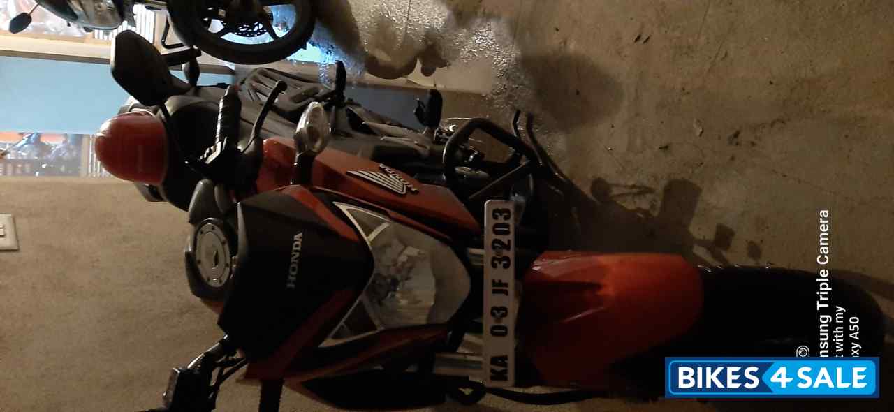 Orange Honda CB Hornet 160R