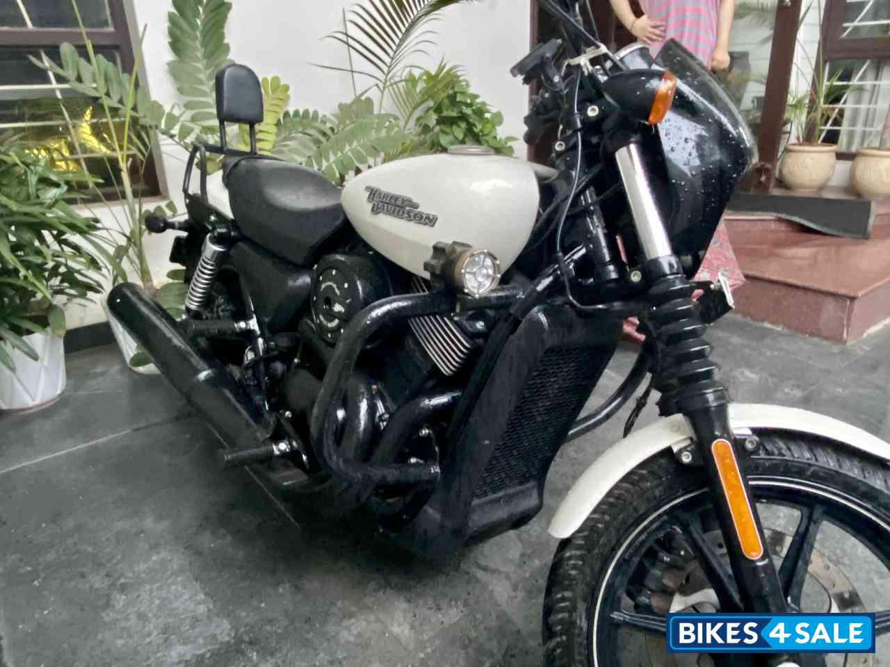 Pearl White Harley Davidson Street 750