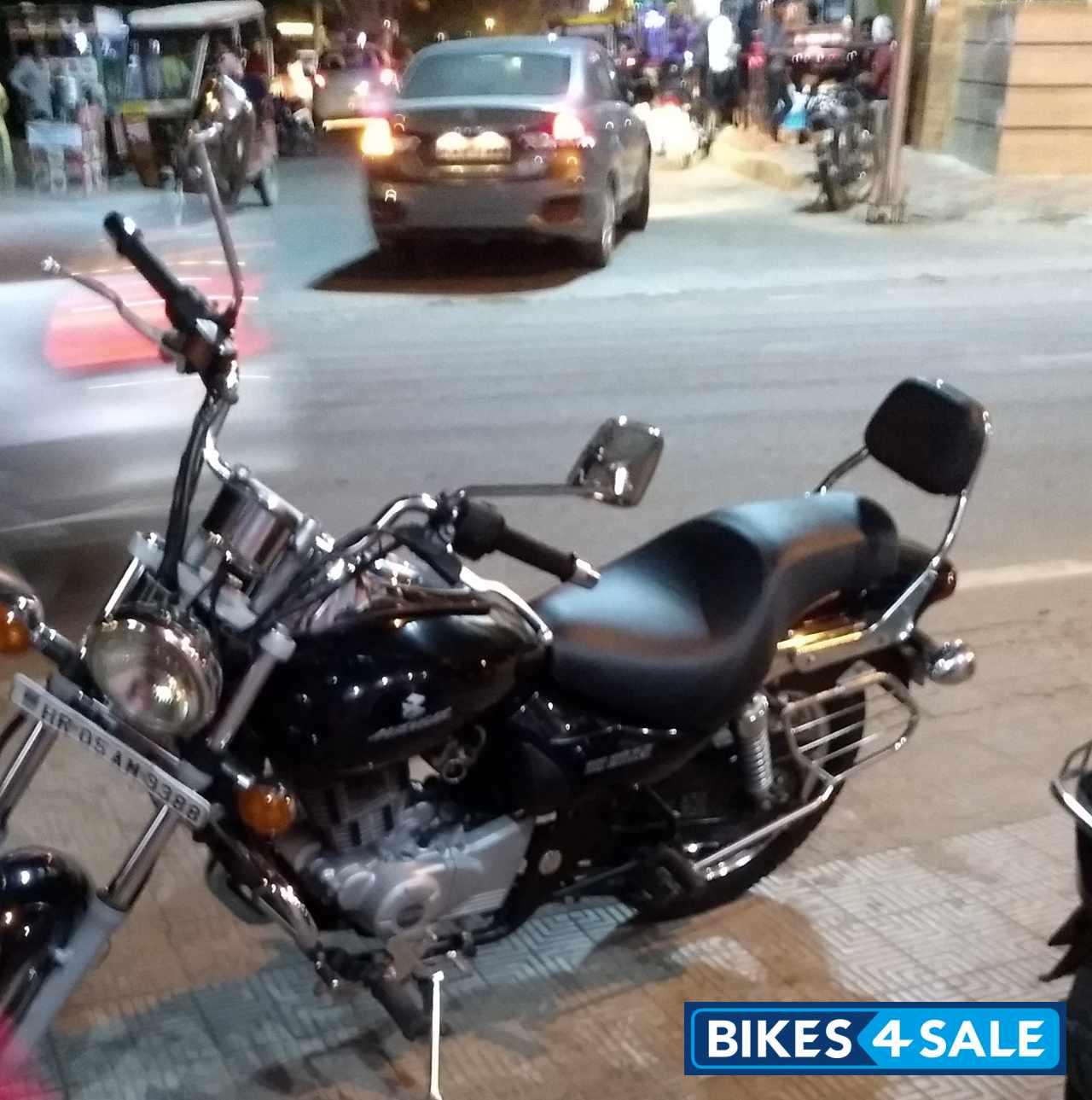 Black Bajaj Avenger 220 DTS-i