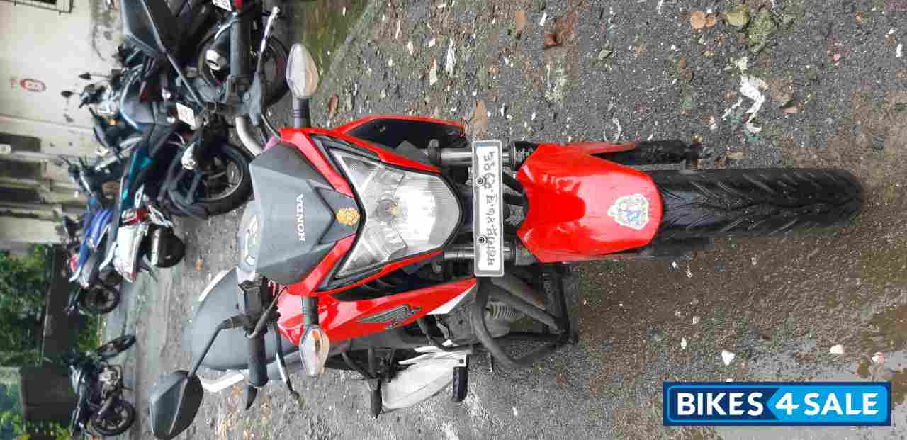 Red Honda CB Hornet 160R