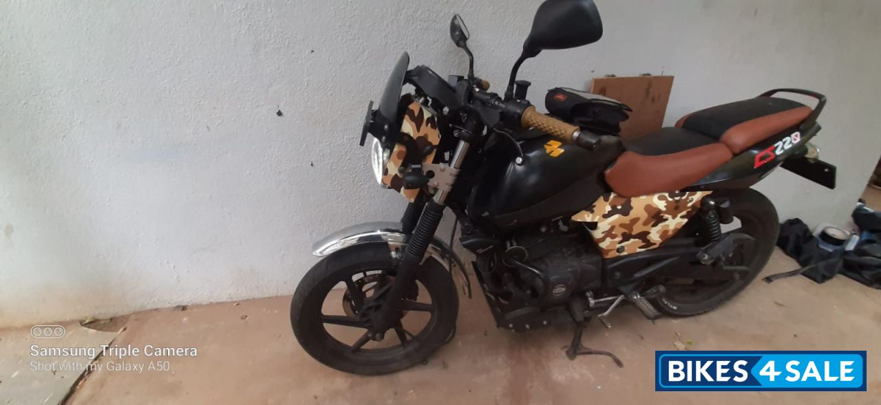 Black Bajaj Pulsar 220F