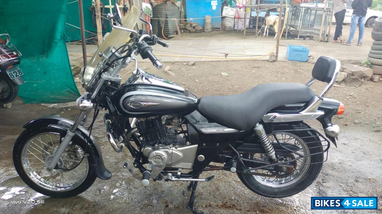 Black Bajaj Avenger Cruise 220