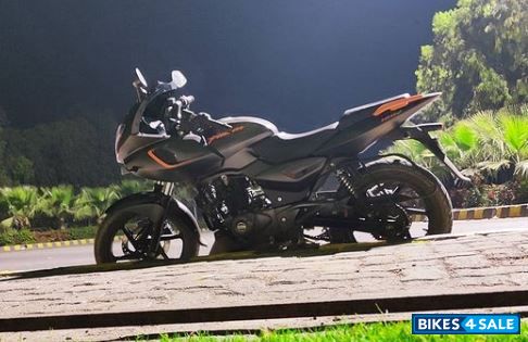 Bajaj Pulsar 180F Neon