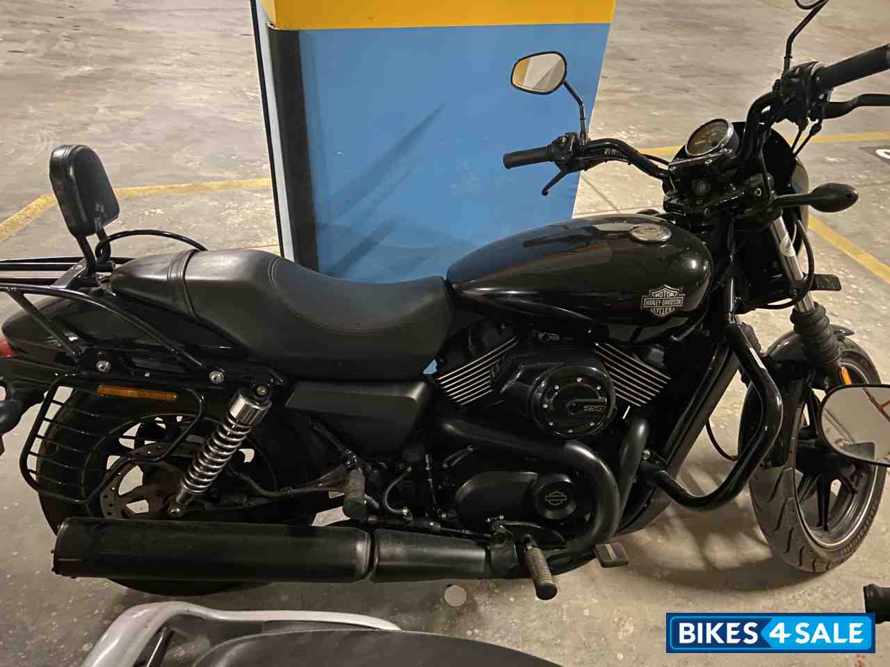 Black Harley Davidson Street 750