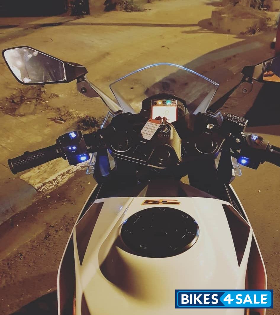 White KTM RC 200