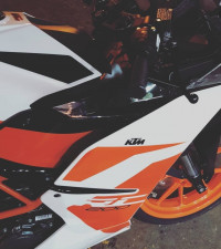 White KTM RC 200
