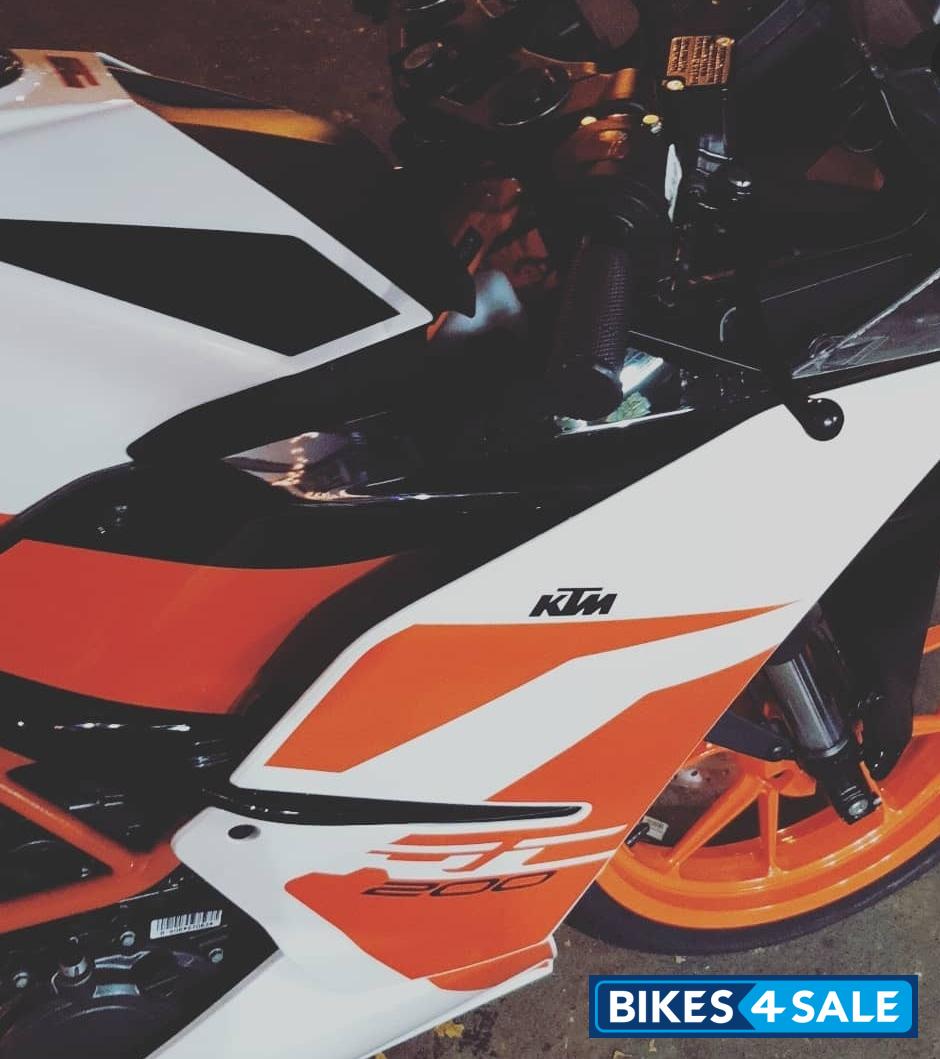White KTM RC 200