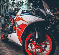 White KTM RC 200