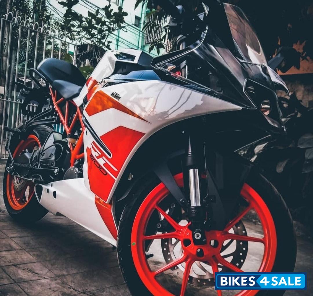 White KTM RC 200