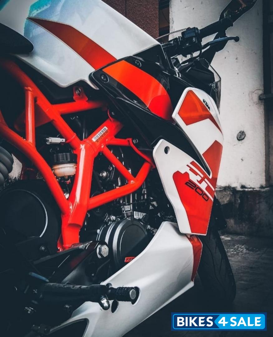 White KTM RC 200