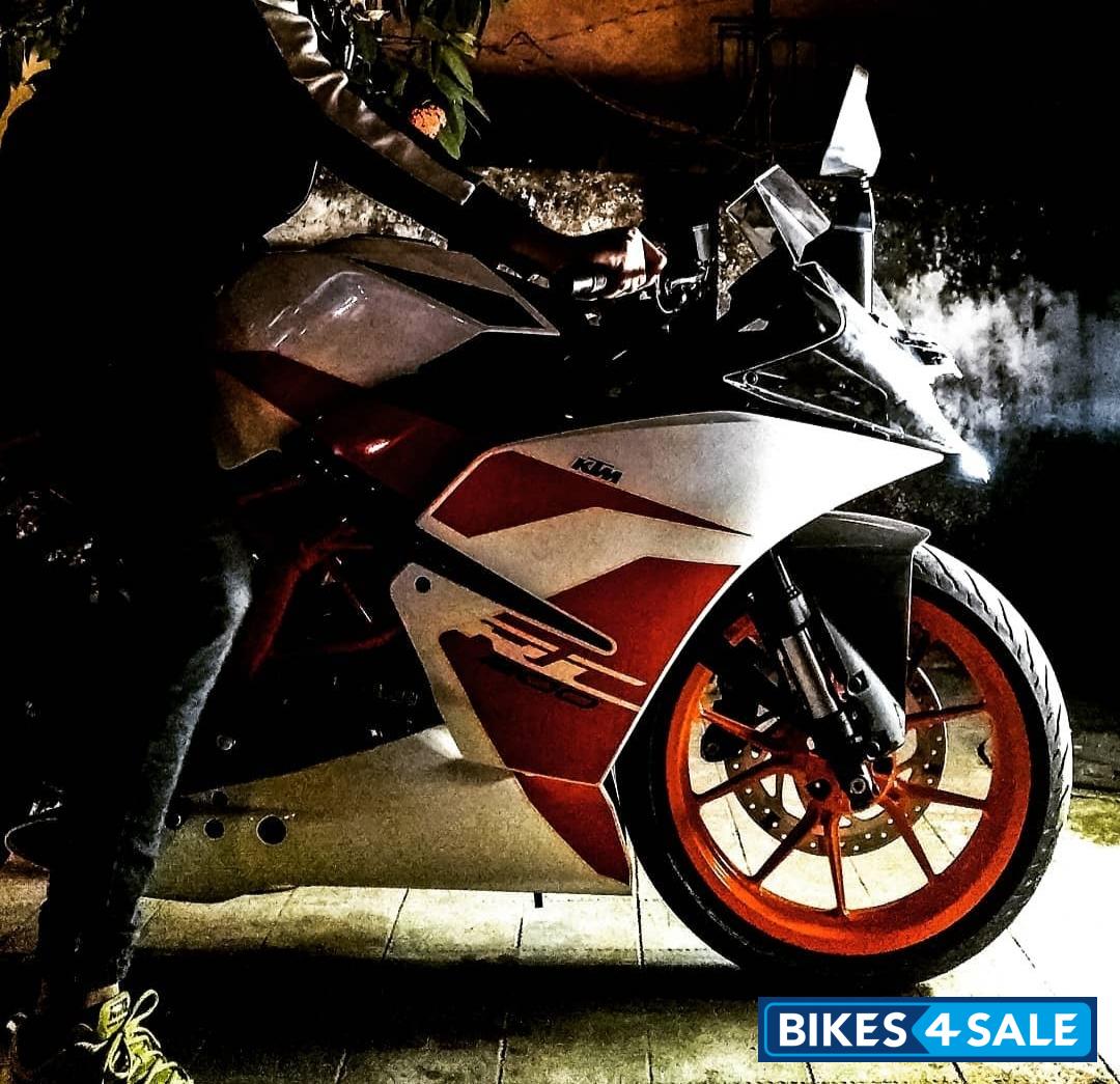 White KTM RC 200