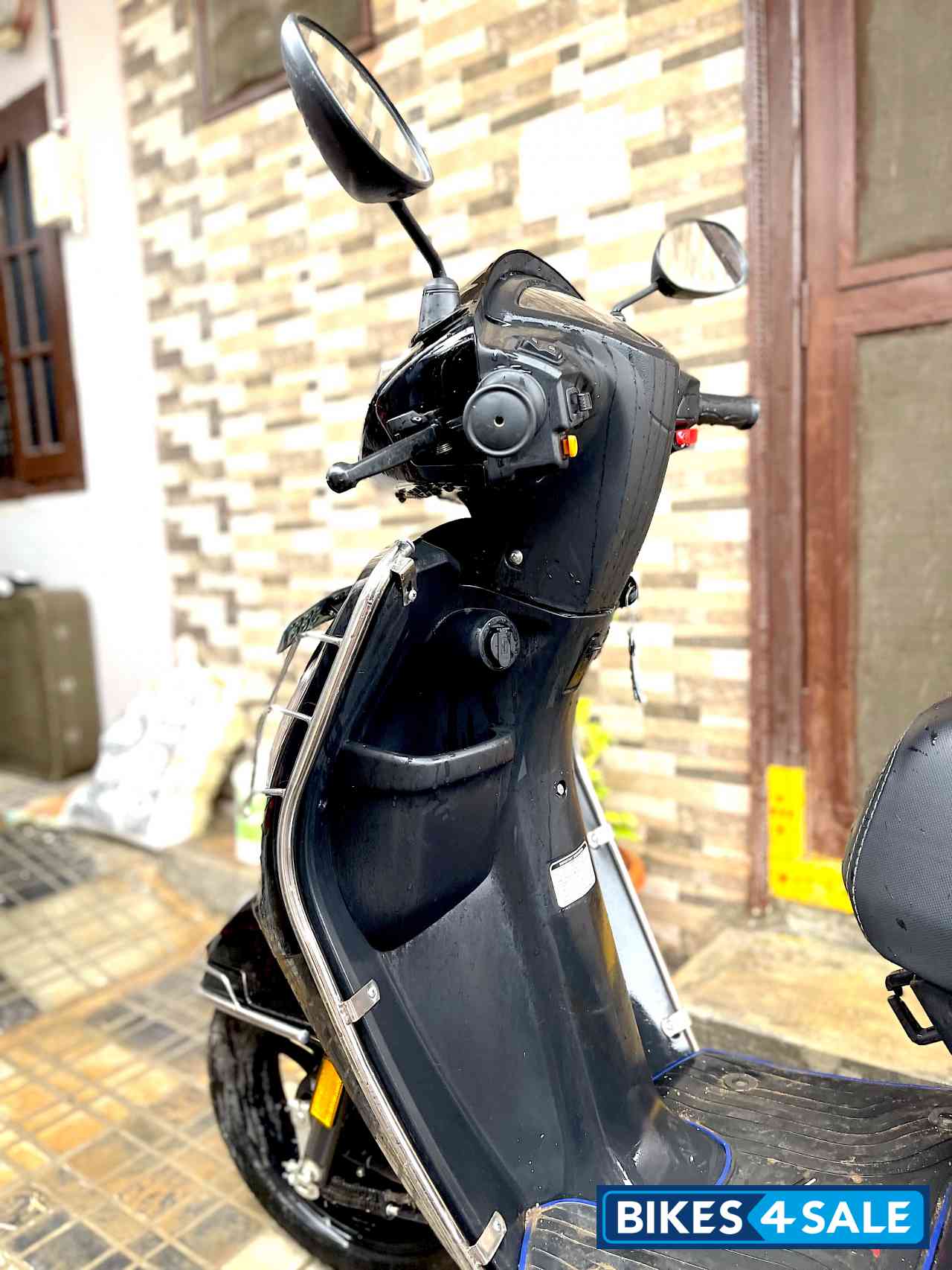 Glossy Black TVS Jupiter BS6