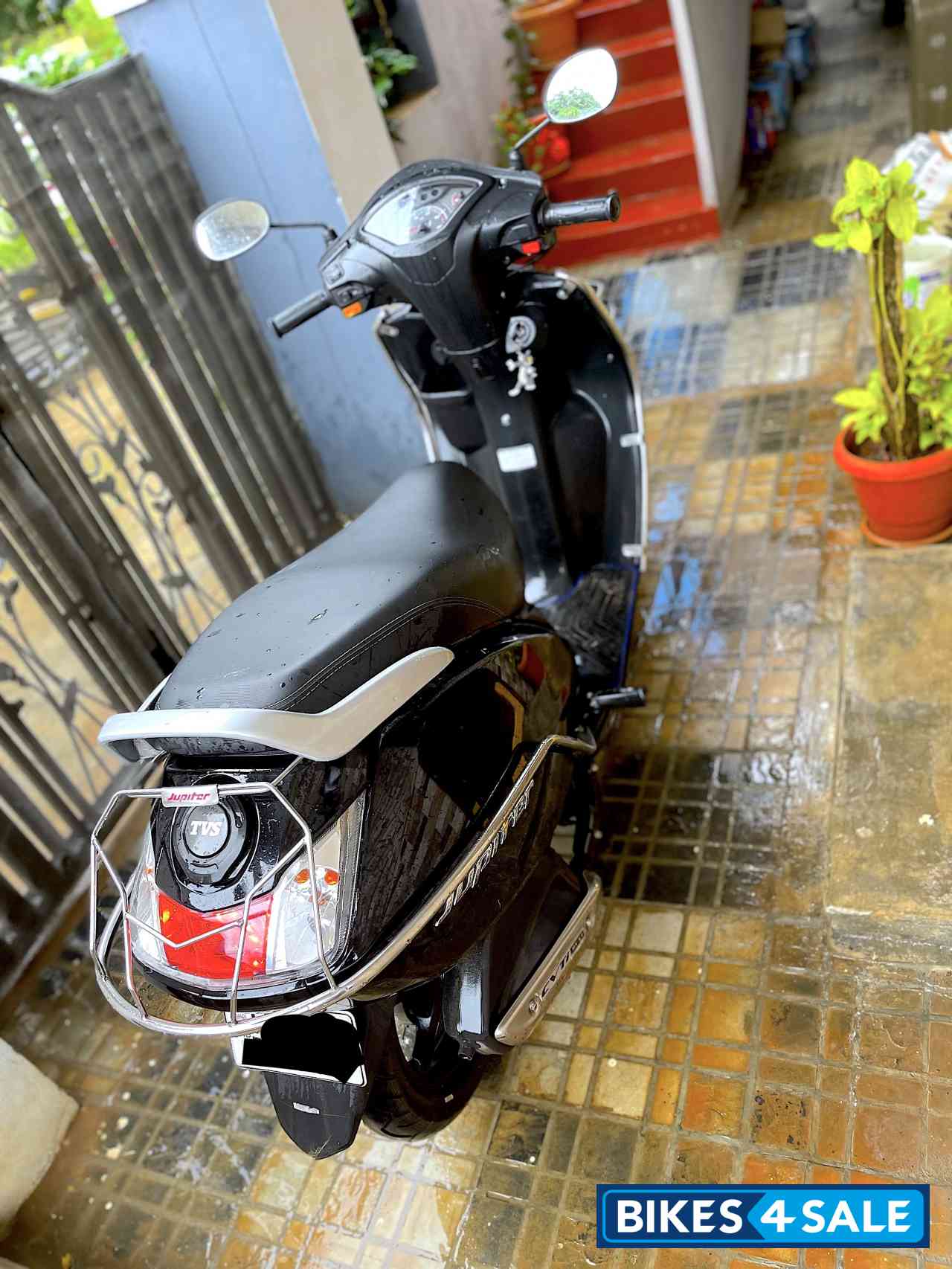 Glossy Black TVS Jupiter BS6