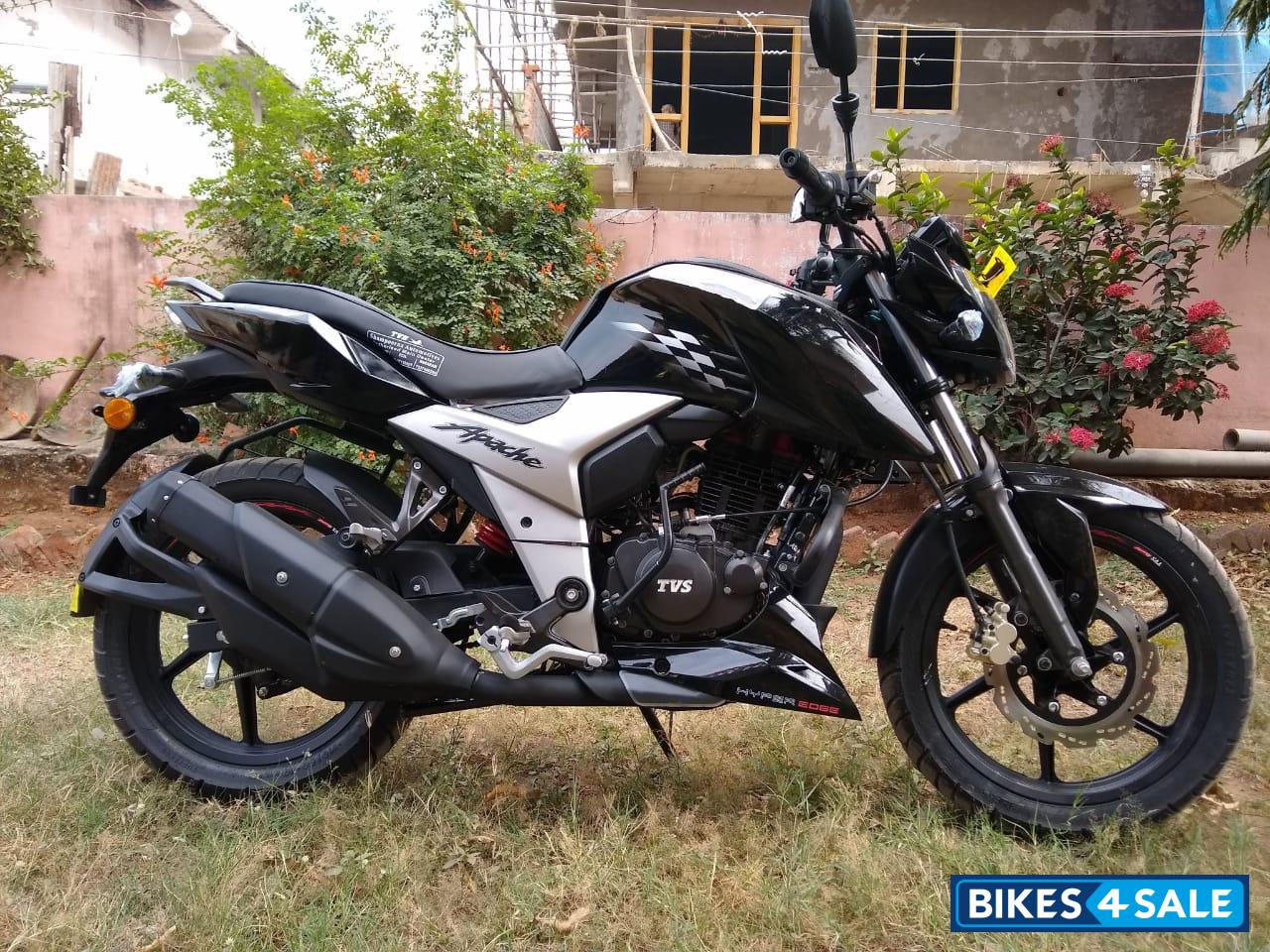 Black TVS Apache RTR 160 4V