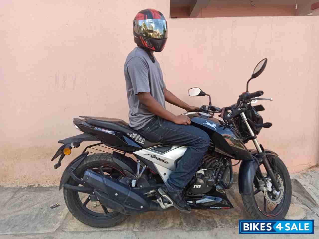 Black TVS Apache RTR 160 4V Black TVS Apache RTR 160 4V