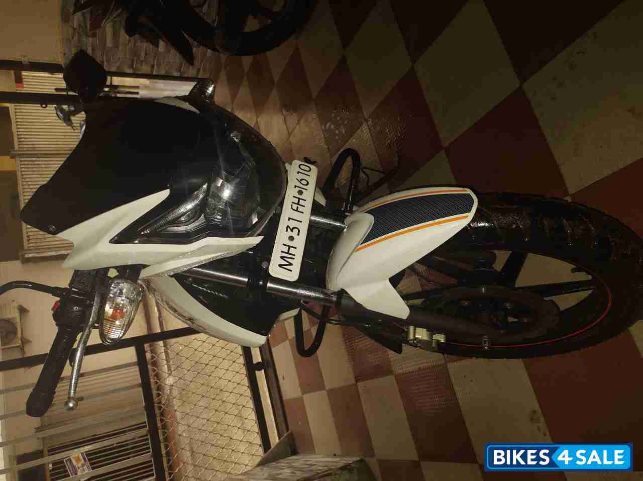White TVS Apache RTR 160
