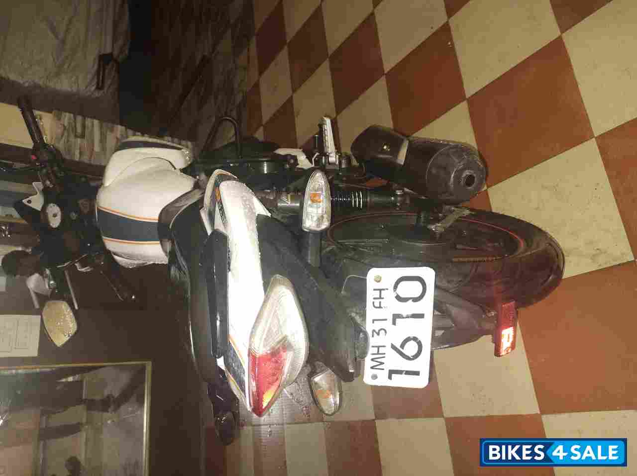 White TVS Apache RTR 160
