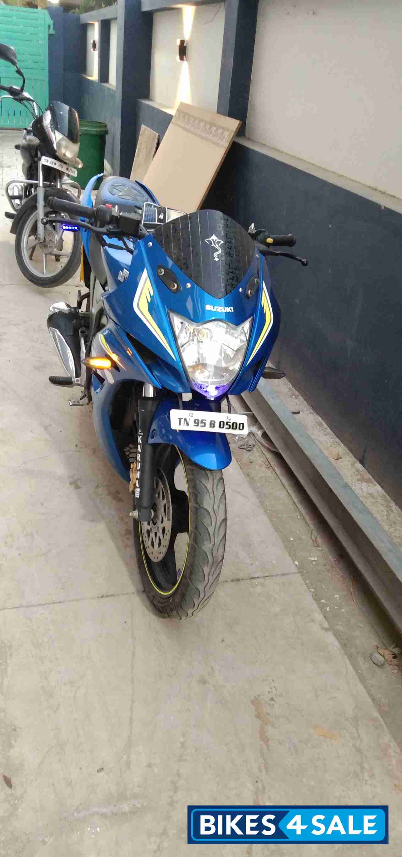 Blue Suzuki Gixxer SF