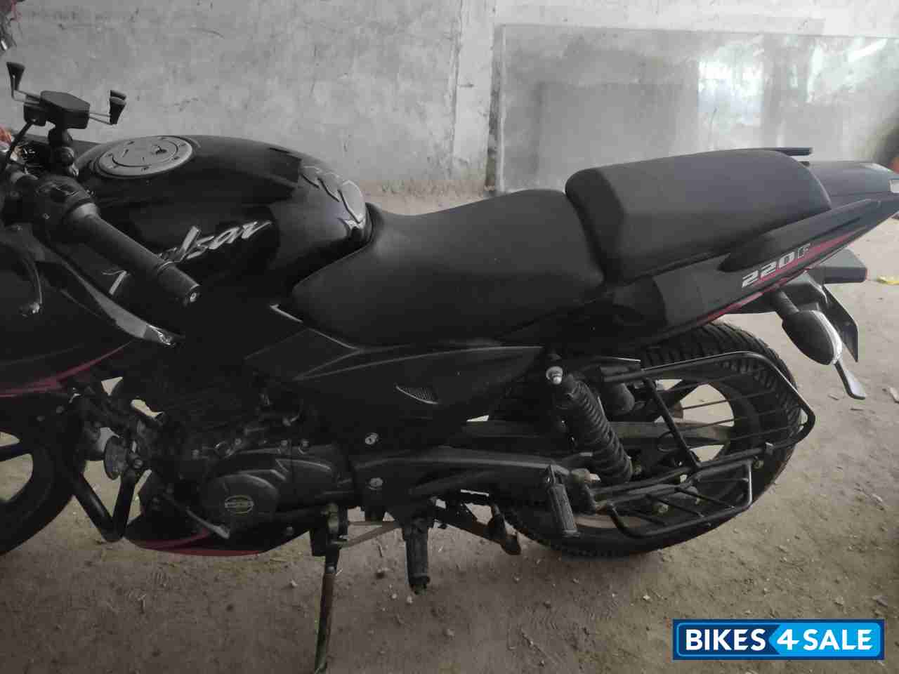 Bajaj Pulsar 220F BS6