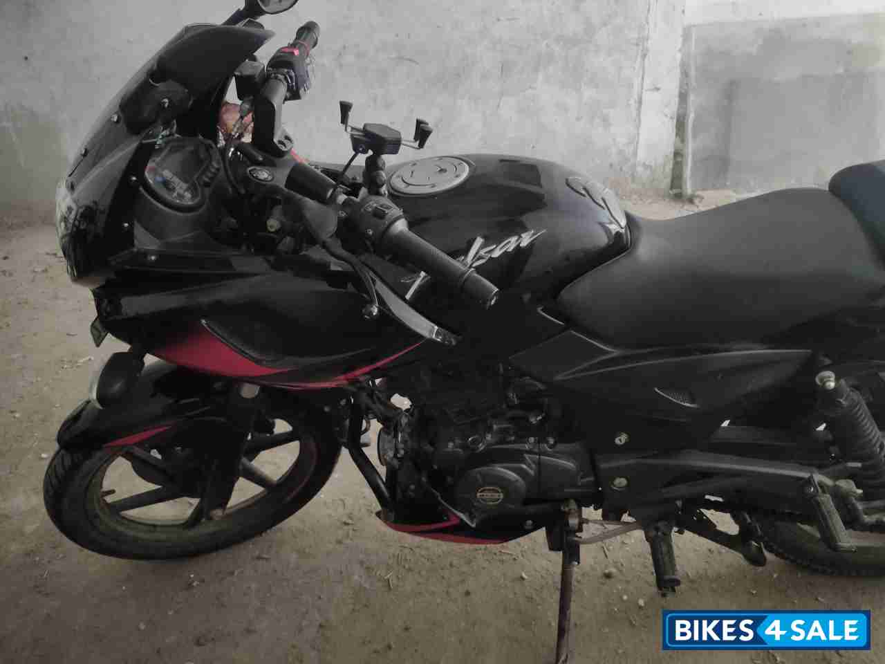 Bajaj Pulsar 220F BS6
