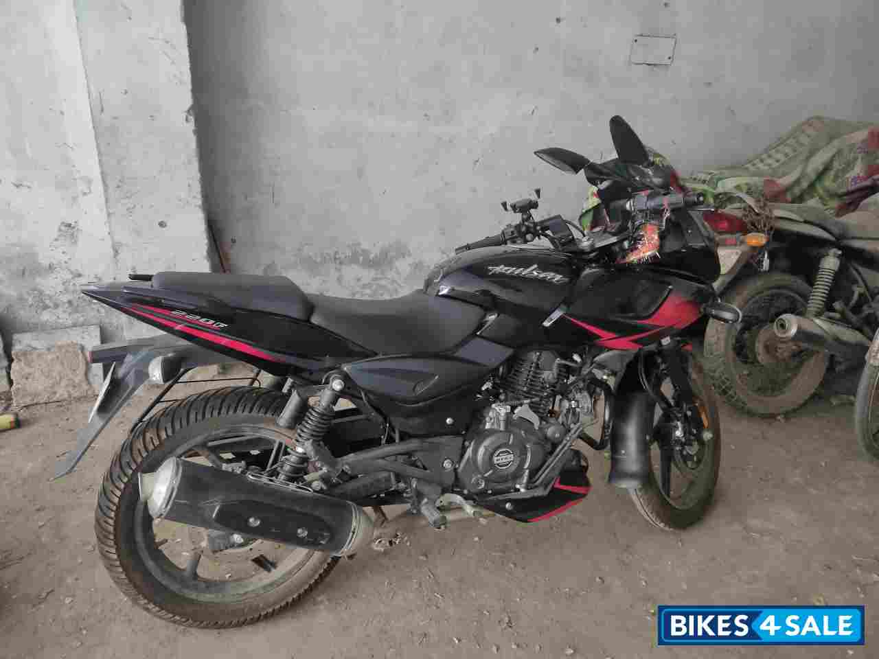 Bajaj Pulsar 220F BS6
