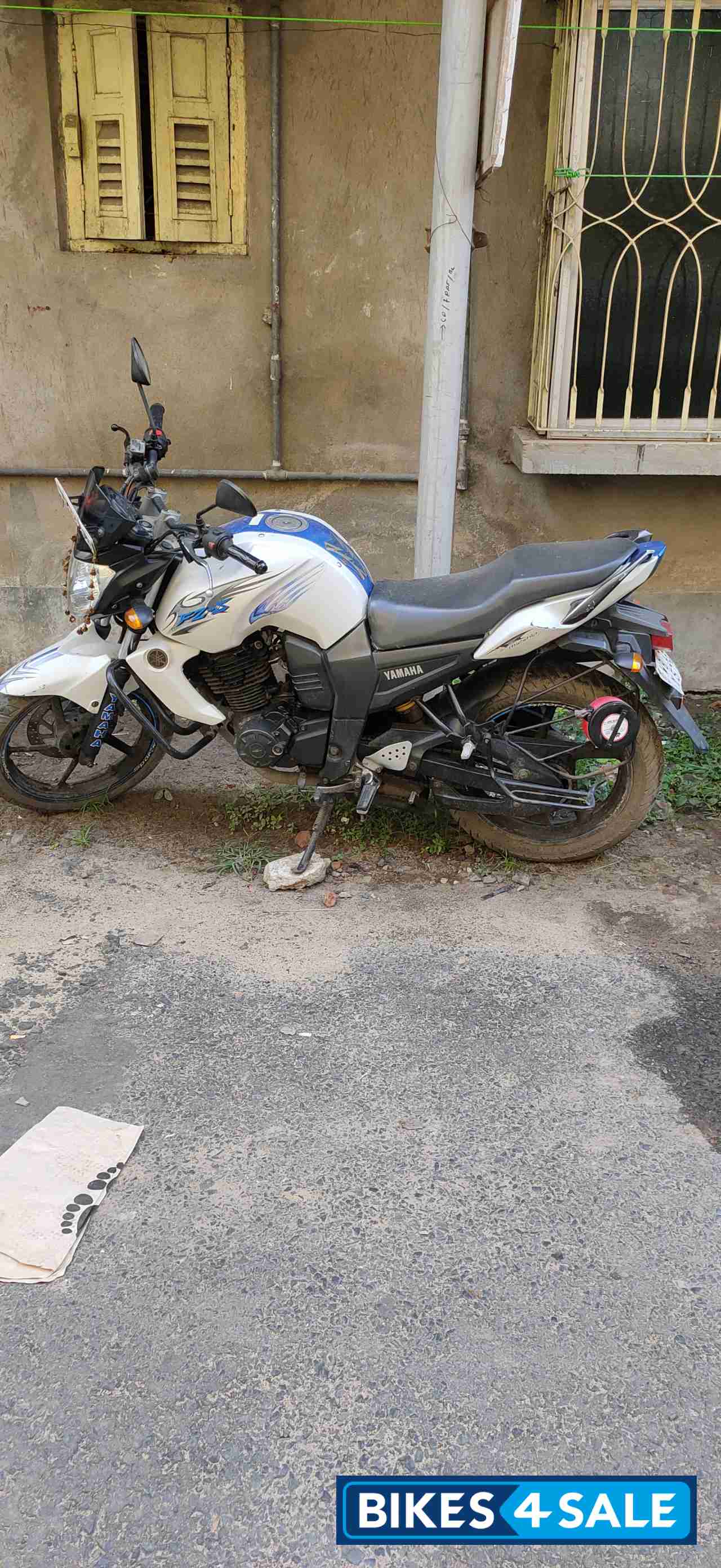 White Yamaha FZ-S