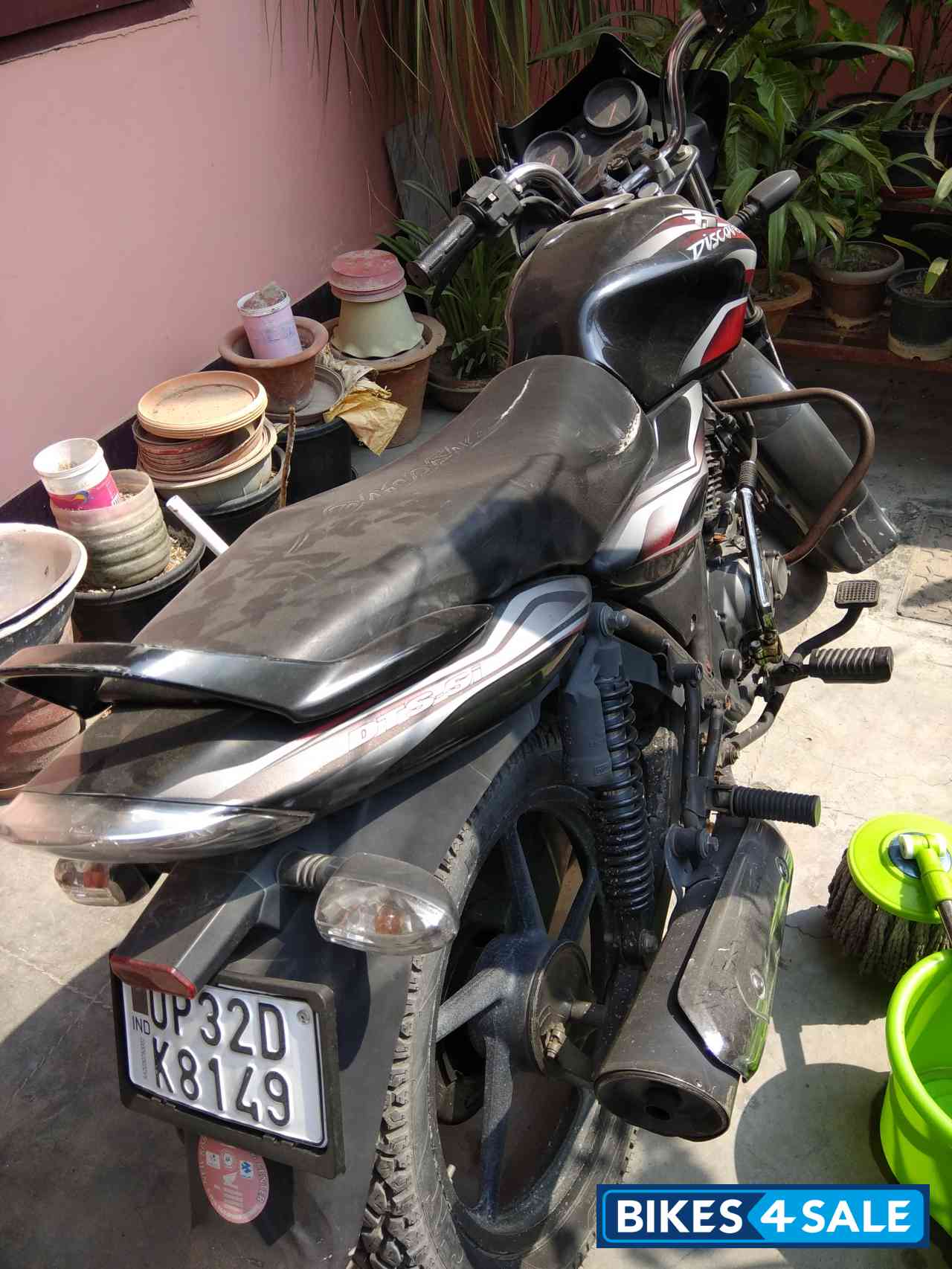 Red Black Bajaj Discover 100 DTS-Si