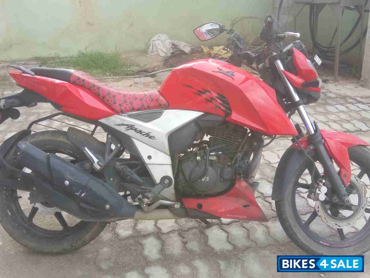 Red & White TVS Apache RTR 160 4V