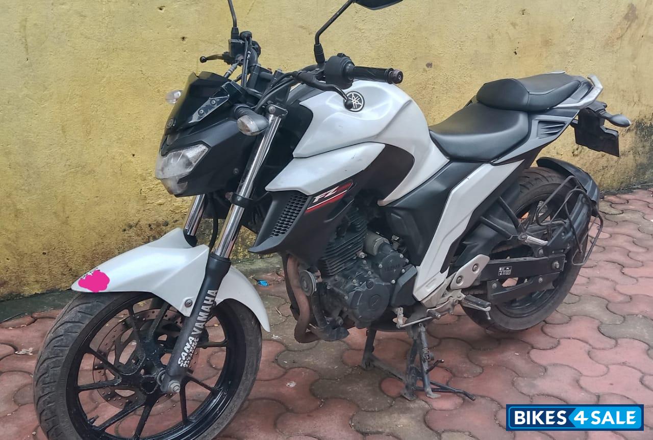 White Yamaha FZ25