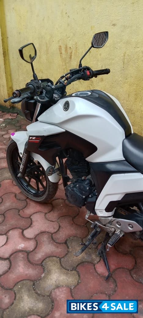 White Yamaha FZ25 White Yamaha FZ25