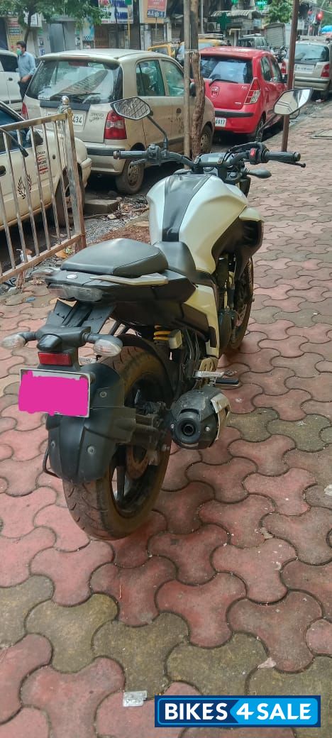 White Yamaha FZ25 White Yamaha FZ25