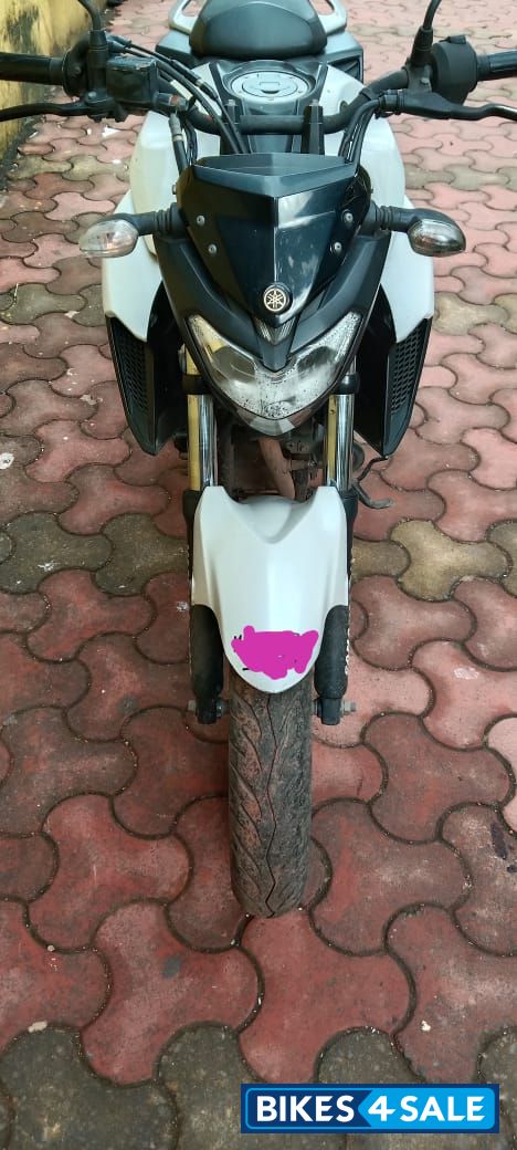White Yamaha FZ25 White Yamaha FZ25