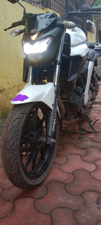 White Yamaha FZ25